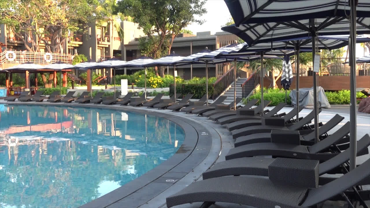 휴가 개념-5를 위한 호텔 리조트의 수영장 주변에 파라솔이 있는 침대 수영장