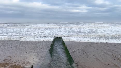 헨던 해변의 콘크리트 그로인 (concrete groyne) 은 모래에 부히는 거친 북해 파도와 함께