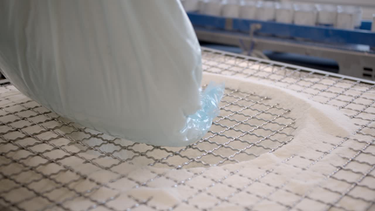 깨끗한 현대식 공장의 기계에 흰색 가루가 들어 있습니다.
