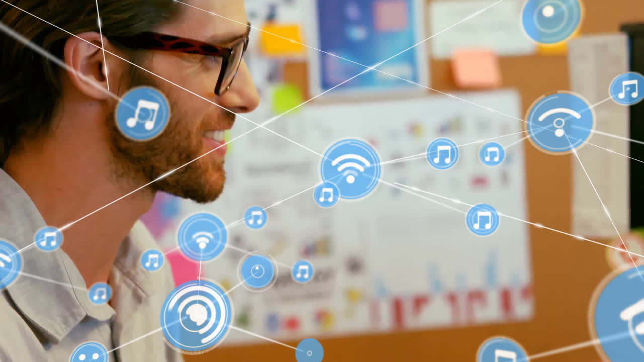 animación de la red de conexiones con iconos sobre empresario caucásico en el cargo