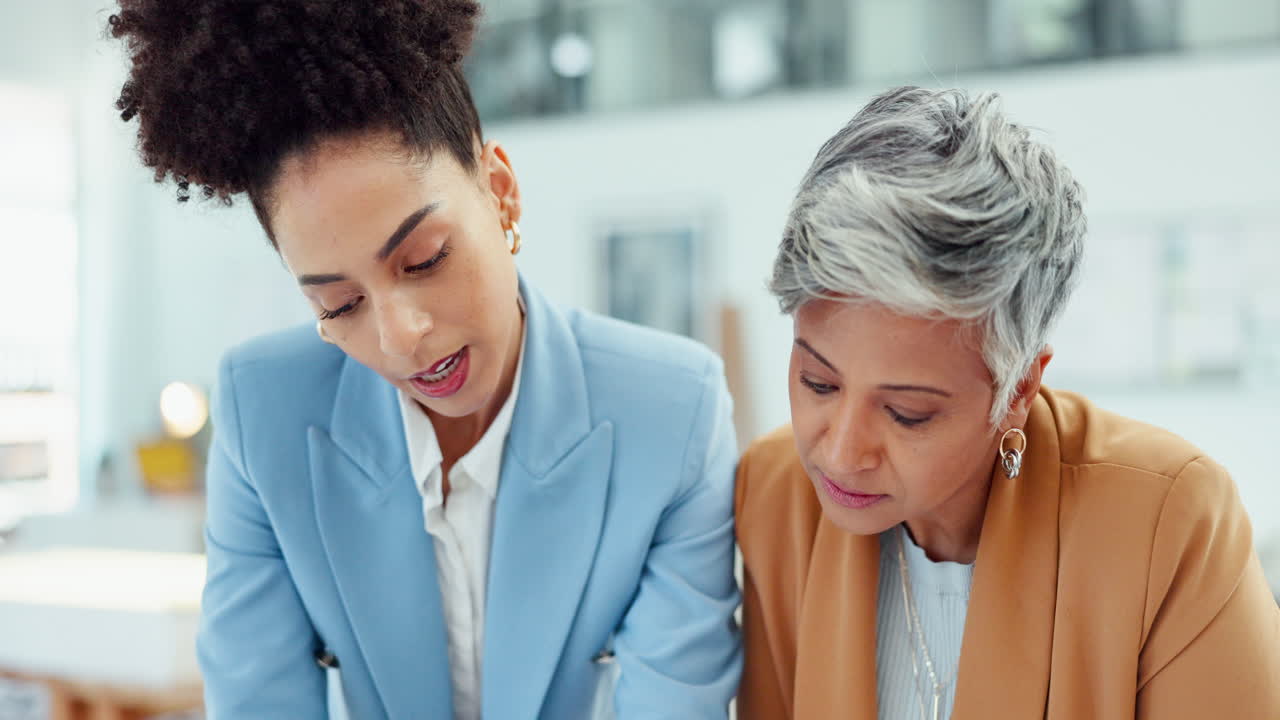 mujeres corporativas, reunión de negocios