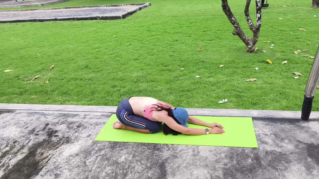 donna che pratica lo yoga all'aperto