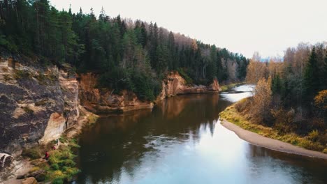 Acantilados-De-Erglu-Y-Gran-Vista-Sobre-El-Río-Gauja-Cesis,-Letonia