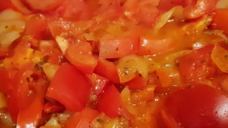 cocinando un plato húngaro tradicional llamado lecs?
