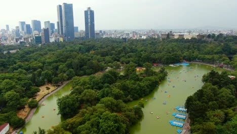 Lago-De-Chapultepec-Y-Gente-En-Botes