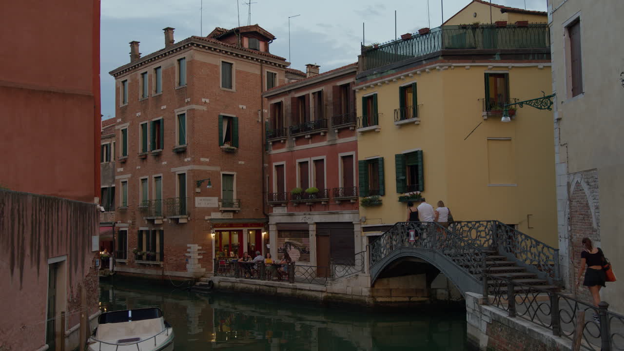 hermosa vista de un canal en venecia, italia