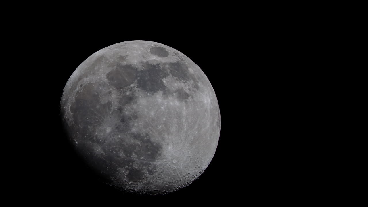 A lua em sua fase gibosa crescente cruza o céu noturno em detalhes espetaculares - time-lapse.