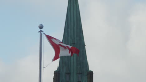 Peace-Tower-Parliament-Hill-Ottawa-Kanada-Flagge-In-Zeitlupe