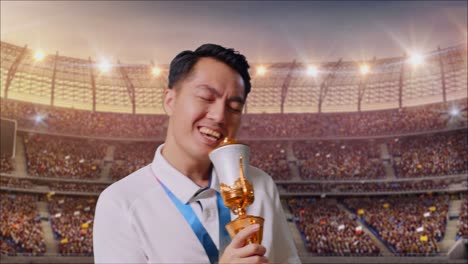 경기장에서 승리를 축하하는 남자