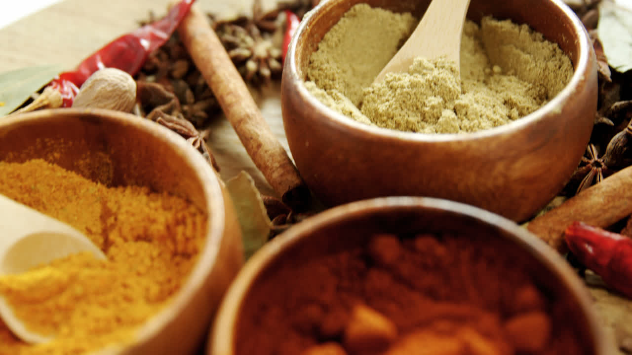 polvo de especias en un cuenco 4k