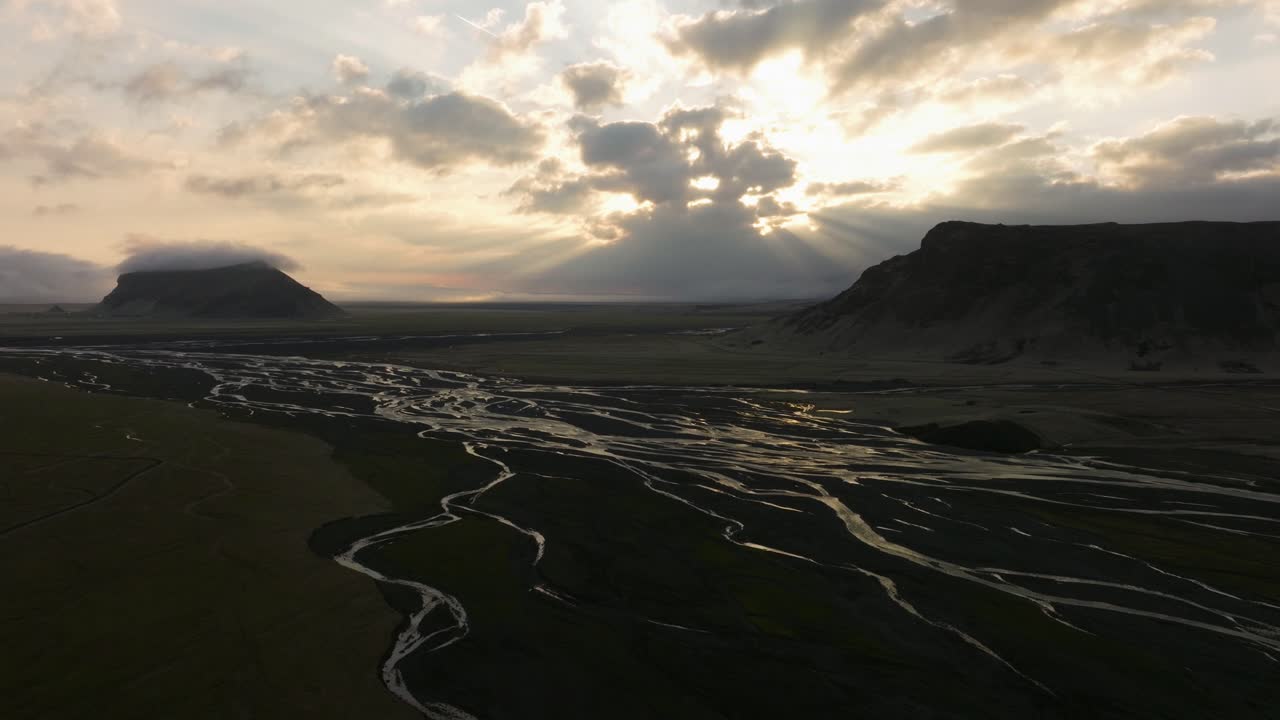 vista aérea de ríos trenzados que fluyen a través de las llanuras cerca de mt.