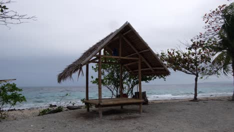 cabaña de madera de bambú en la playa tropical en la isla de sumilon, en el sur de cebu, filipinas