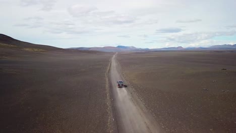 Sehr-Gute-Antenne-Eines-Schwarzen-Lieferwagens,-Der-Auf-Einer-Unbefestigten-Straße-Durch-Das-Hochland-Von-Island-Fährt-4