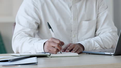 manos de un hombre de negocios trabajando y escribiendo notas