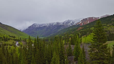 Canto-Nublado-En-Ironton,-Colorado