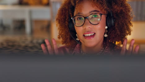 conversación, servicio y mujer negra en una llamada