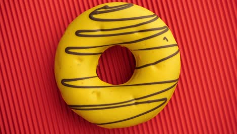 el donut glazado de primer plano.