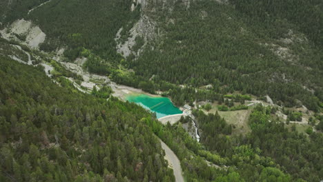 Hermosa-Toma-Aérea-Matutina-En-Los-Alpes-Franceses,-Camino-Sinuoso-Entre-Praderas.