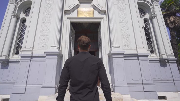 вход в церковь.