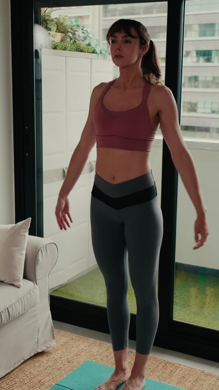 mujer haciendo ejercicio físico en casa