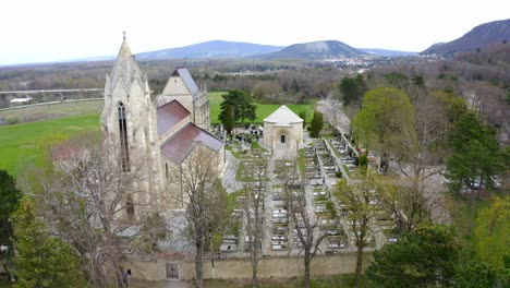 volando sobre la iglesia de karner y el antiguo cementerio en bad deutsch-altenburg, baja austria