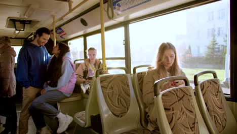 Mujer-Joven-Usando-Un-Teléfono-Inteligente-En-El-Autobús.