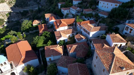 Pueblo-Mediterráneo-De-Dhermi:-Casas-De-Piedra,-Tejados-Rojos,-Iglesia-Blanca-Y-Callejuelas-Estrechas:-Una-Delicia-Para-Los-Turistas-En-Albania