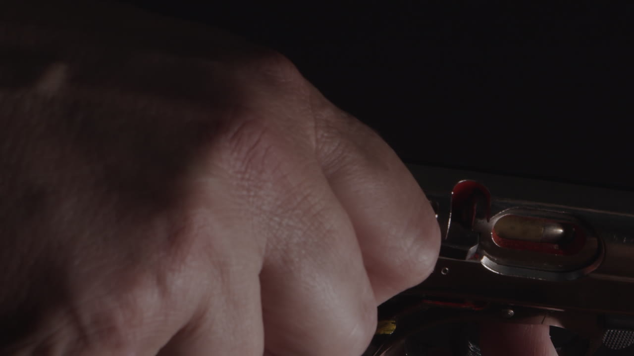bastidores de mano deslizador de pistola para expulsar la bala de la recámara, close-up