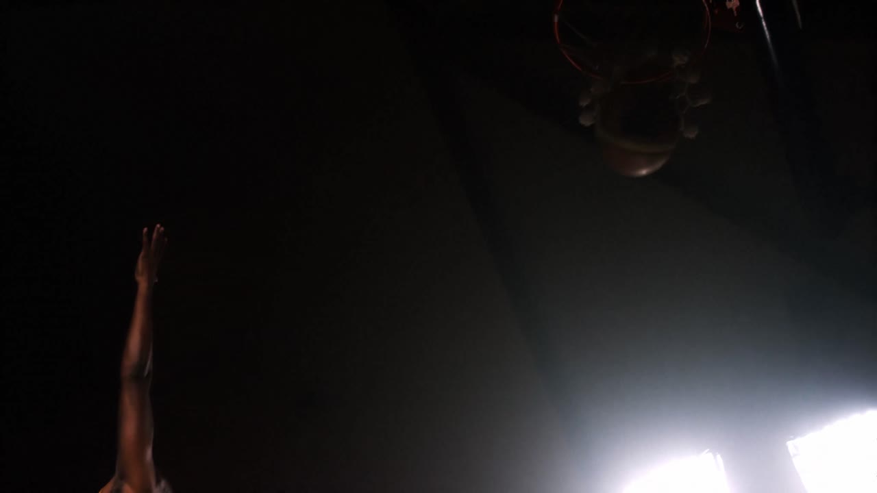 deportistas jugando al baloncesto