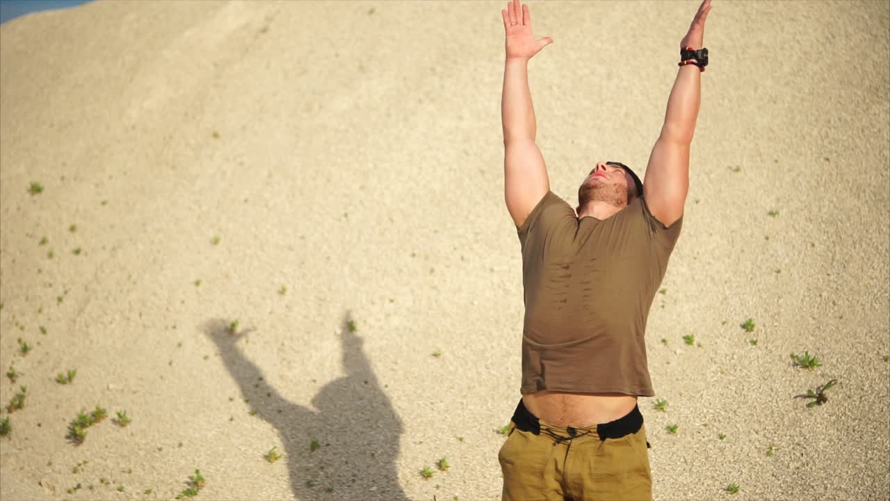 hombre estirándose al aire libre