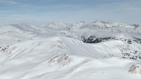 Vistas-Aéreas-De-Los-Picos-De-Las-Montañas-Desde-El-Paso-Loveland,-Colorado