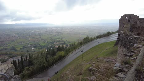 Blick-Vom-Schloss-Rocca-Maggiore-Auf-Die-Umliegende-Landschaft-In-Assisi,-Italien