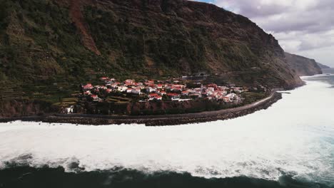 Toma-Aérea-De-Jardim-Do-Mar,-Una-De-Las-Ciudades-Costeras-De-Madeira.