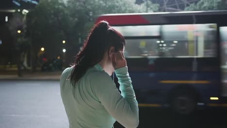 Mujer-Joven-Estirándose-Antes-De-Correr