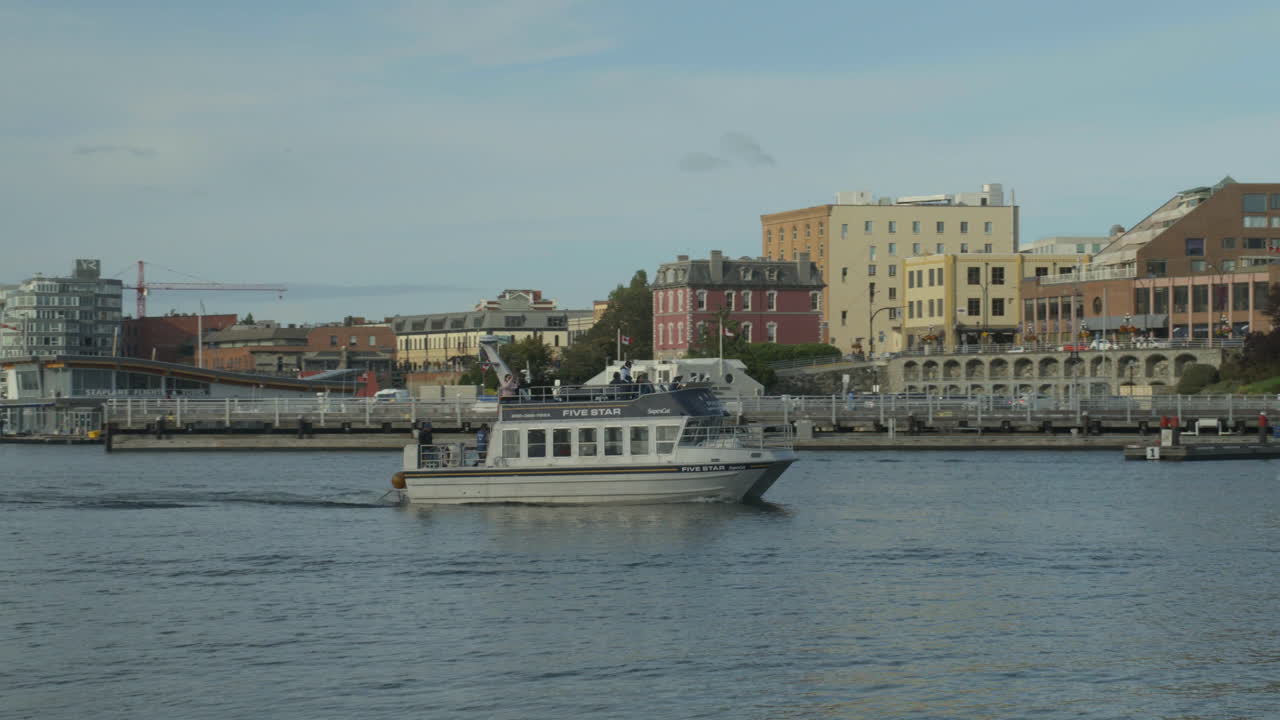 barco de avistamiento de ballenas que regresa al puerto de victoria bc