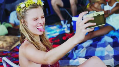 mujer haciendo una expresión facial y tomando una selfie con una cámara vintage 4k