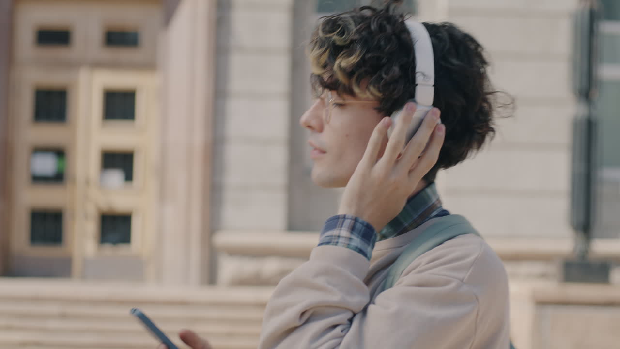joven escuchando música al aire libre