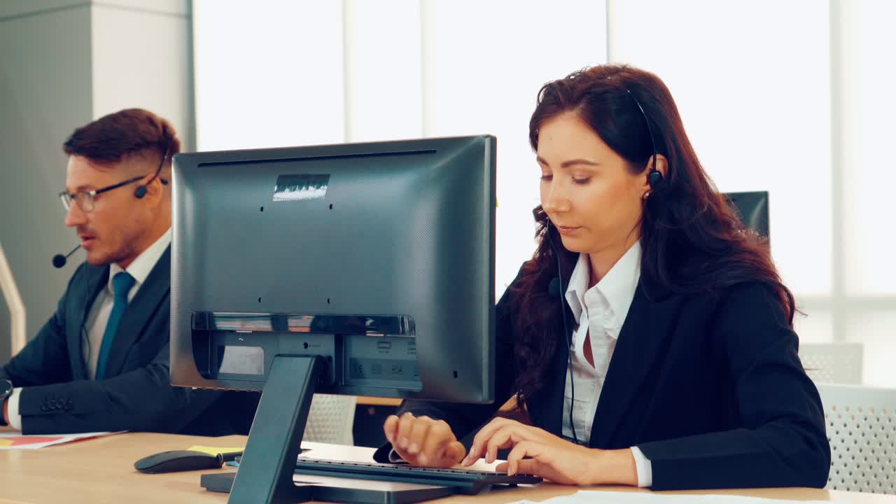 personas de negocios que usan auriculares trabajando en la oficina