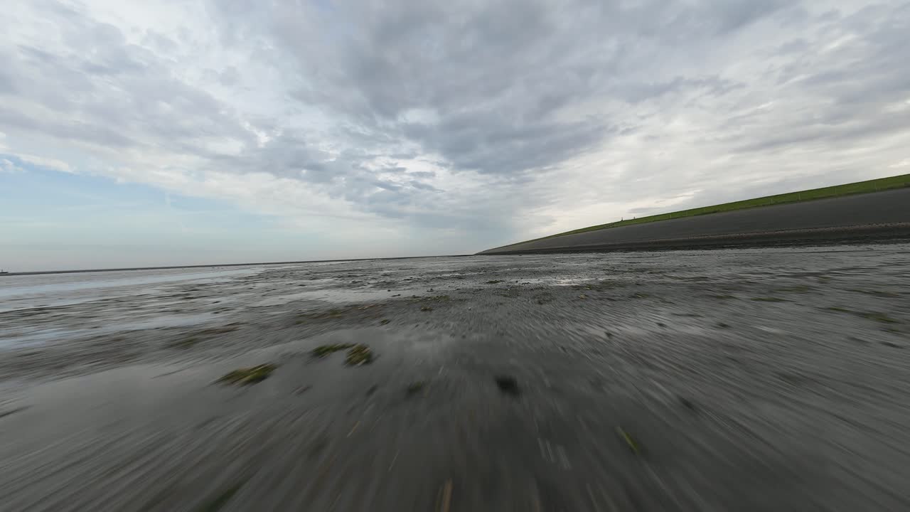 volando sobre el wadden, el mar en texel, los países bajos.