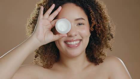 Cuidado-De-La-Piel,-Crema-Facial-Y-Mujer-Negra-En-El-Estudio