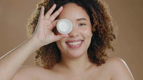 cuidado de la piel, crema facial y mujer negra en el estudio