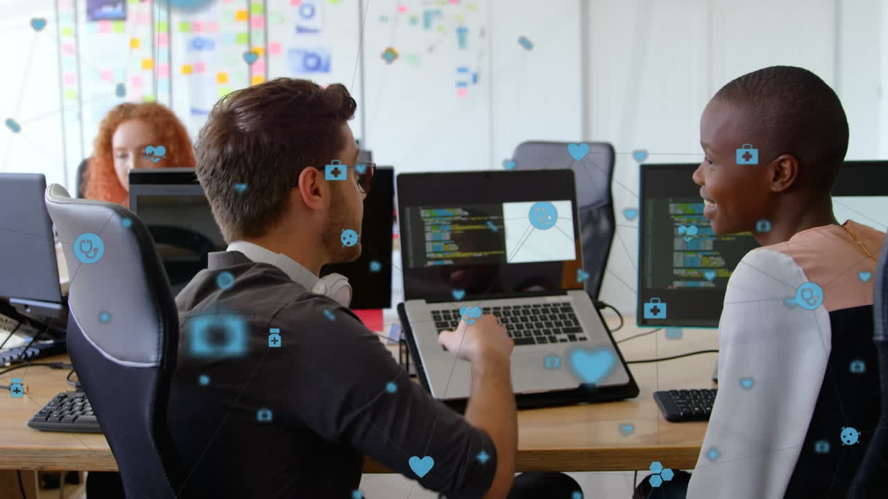 animación de una red de iconos digitales contra hombres y mujeres diversos discutiendo en una computadora portátil en la oficina