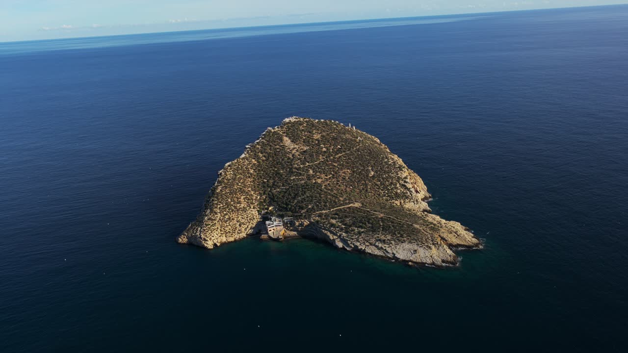 Turismo Costiero e Fuga sull'Isola, Vista Aerea dell'Isola di Benidorm in Spagna, Paesaggio Marino Mediterraneo.