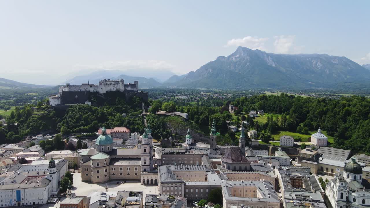 L'ampia veduta aerea rivela lo storico skyline di Salisburgo incorniciato dalle verdi colline alpine