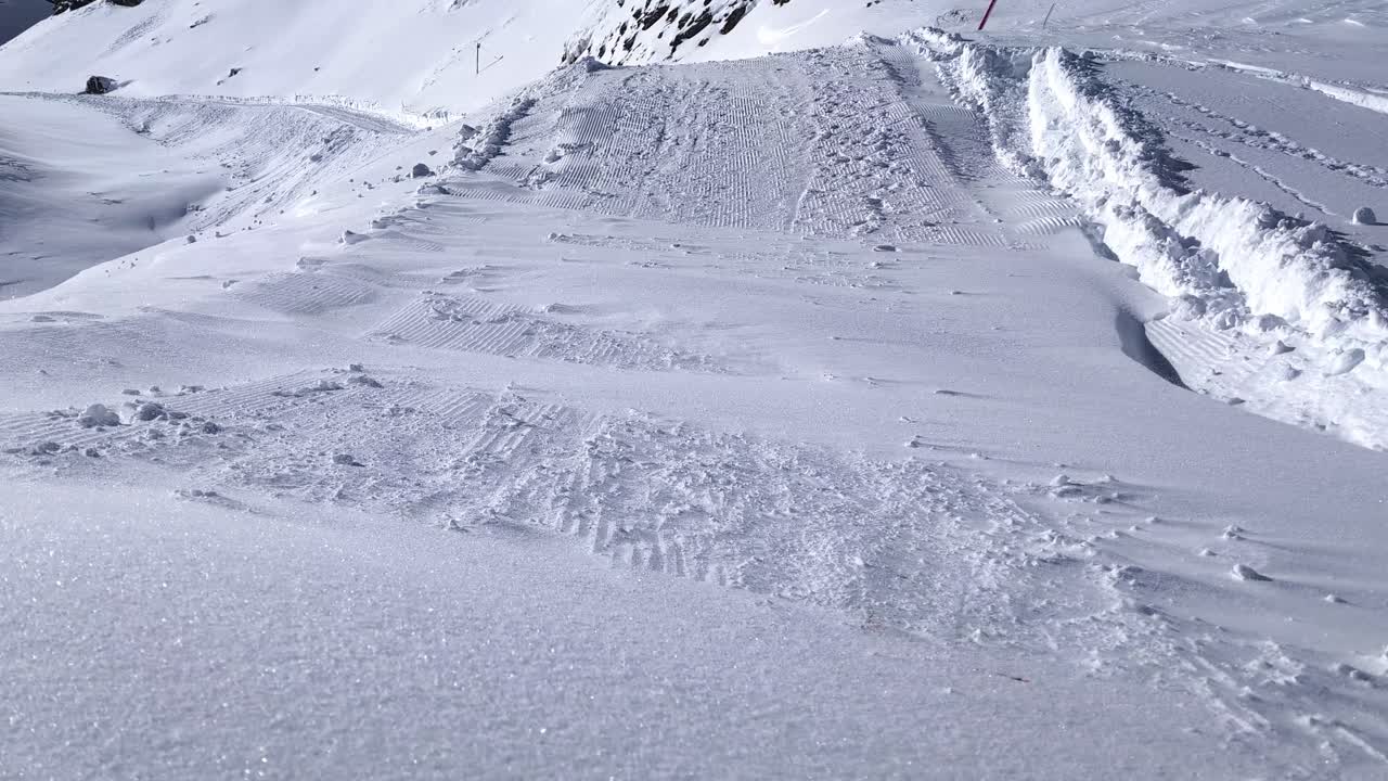 Vento forte soprando por uma paisagem montanhosa de inverno coberta de neve