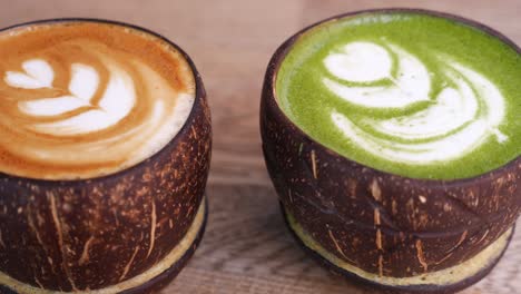 matcha latte y café latte en tazas de cáscara de coco