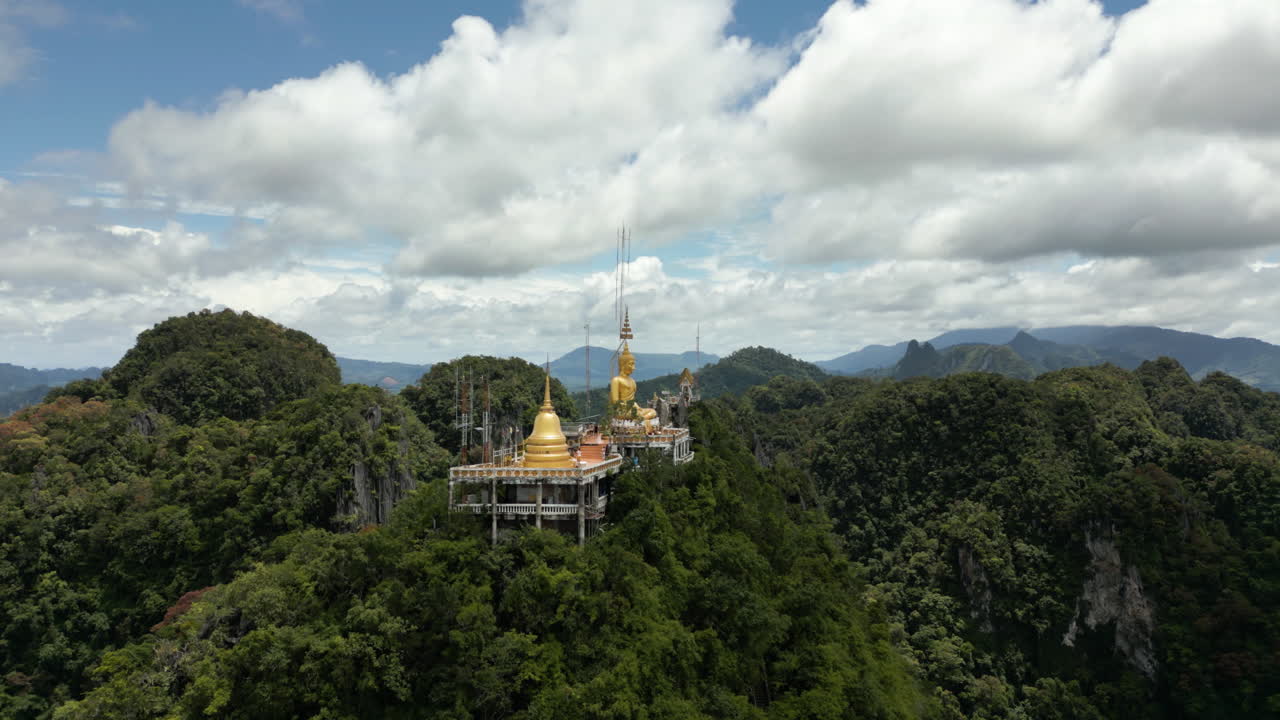 Kuil Gua Harimau Wat Tham Sua Kota Krabi, Patung Buddha Emas di Puncak Gunung Dikelilingi Tebing Kapur, Pemandangan Krabi yang Menakjubkan, Rekaman Drone Thailand Selatan
