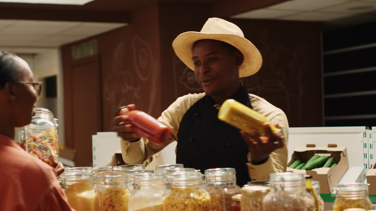 comerciante que presenta aditivos libres salsas caseras para comidas sabrosas