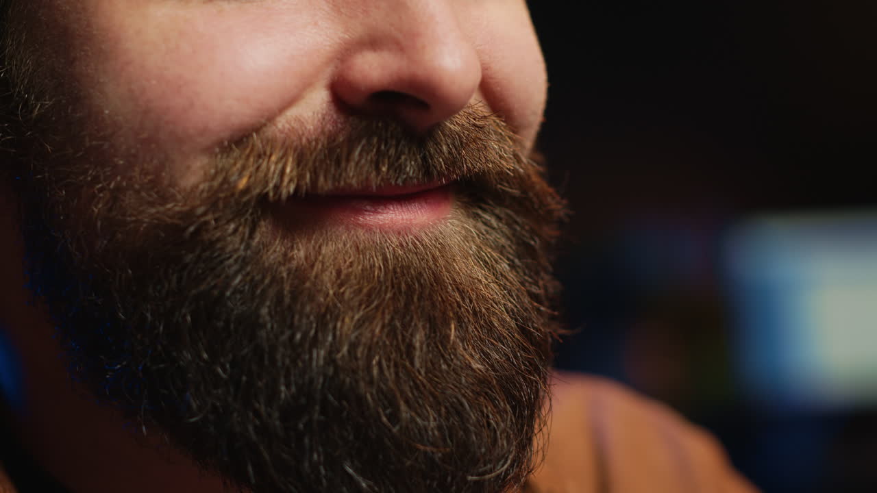 optimista especialista satisfecho después de resolver errores de guión, extremo de primer plano