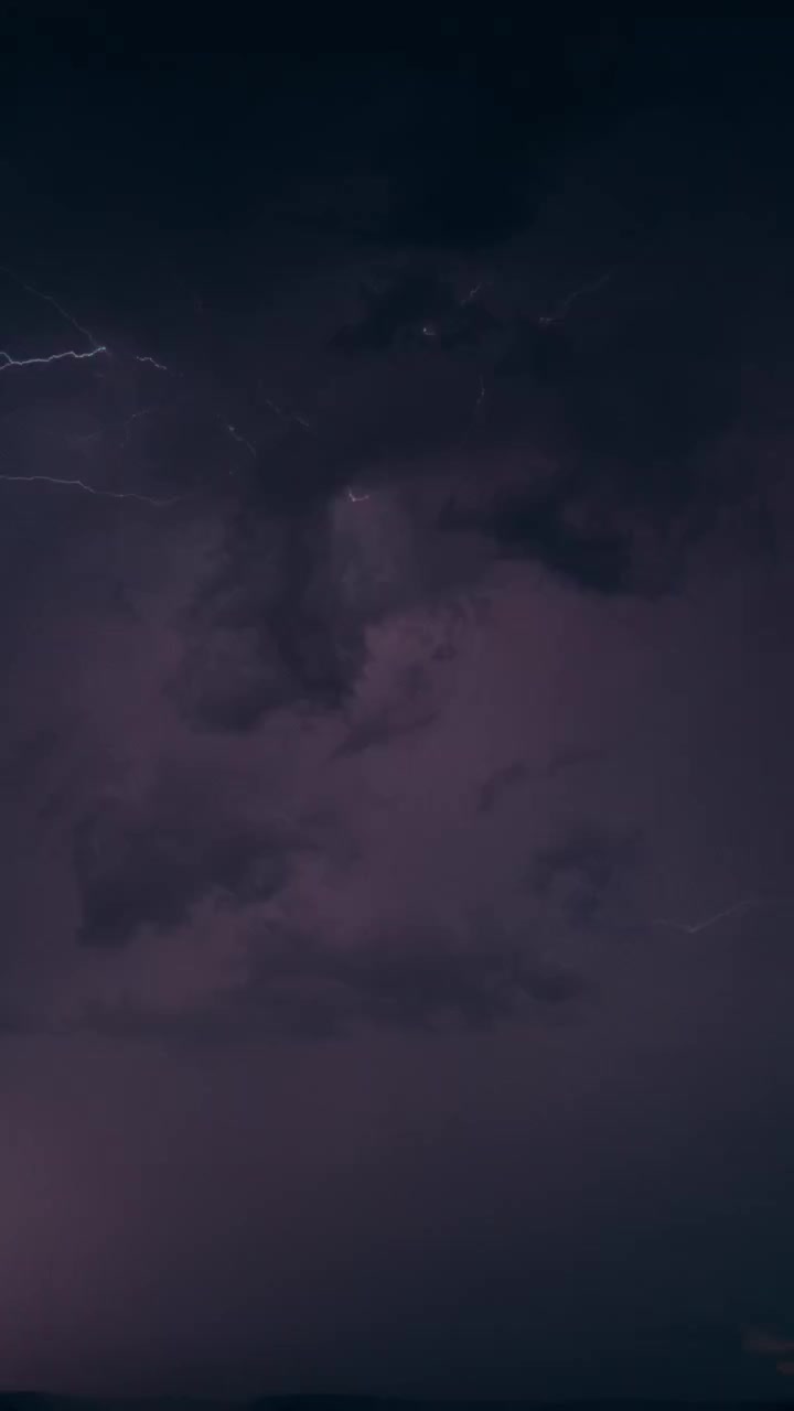 Tempestade Massiva se Aproximando Sobre o Horizonte Escuro